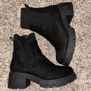 NOBO. Women’s 8 Wide. Solid Black.